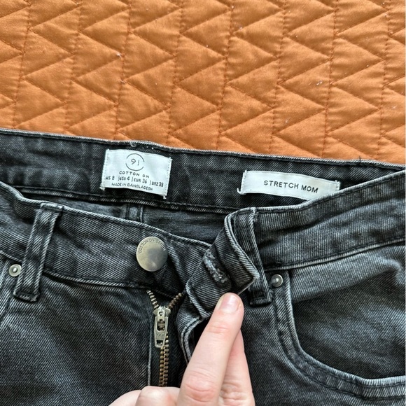 Cotton on stretch mom jeans black & grey washed size 4US high rise curvy fit - Picture 3 of 3